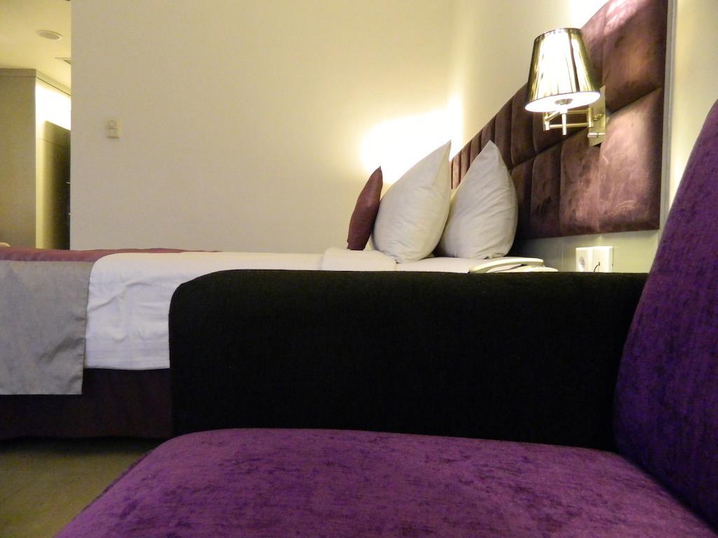 รอยัล ปาล์ม โฮเทล แอนด์ คอนเฟอเรนซ์ เซนเตอร์ เซงคาเรง Hotel จาการ์ตา ภายนอก รูปภาพ