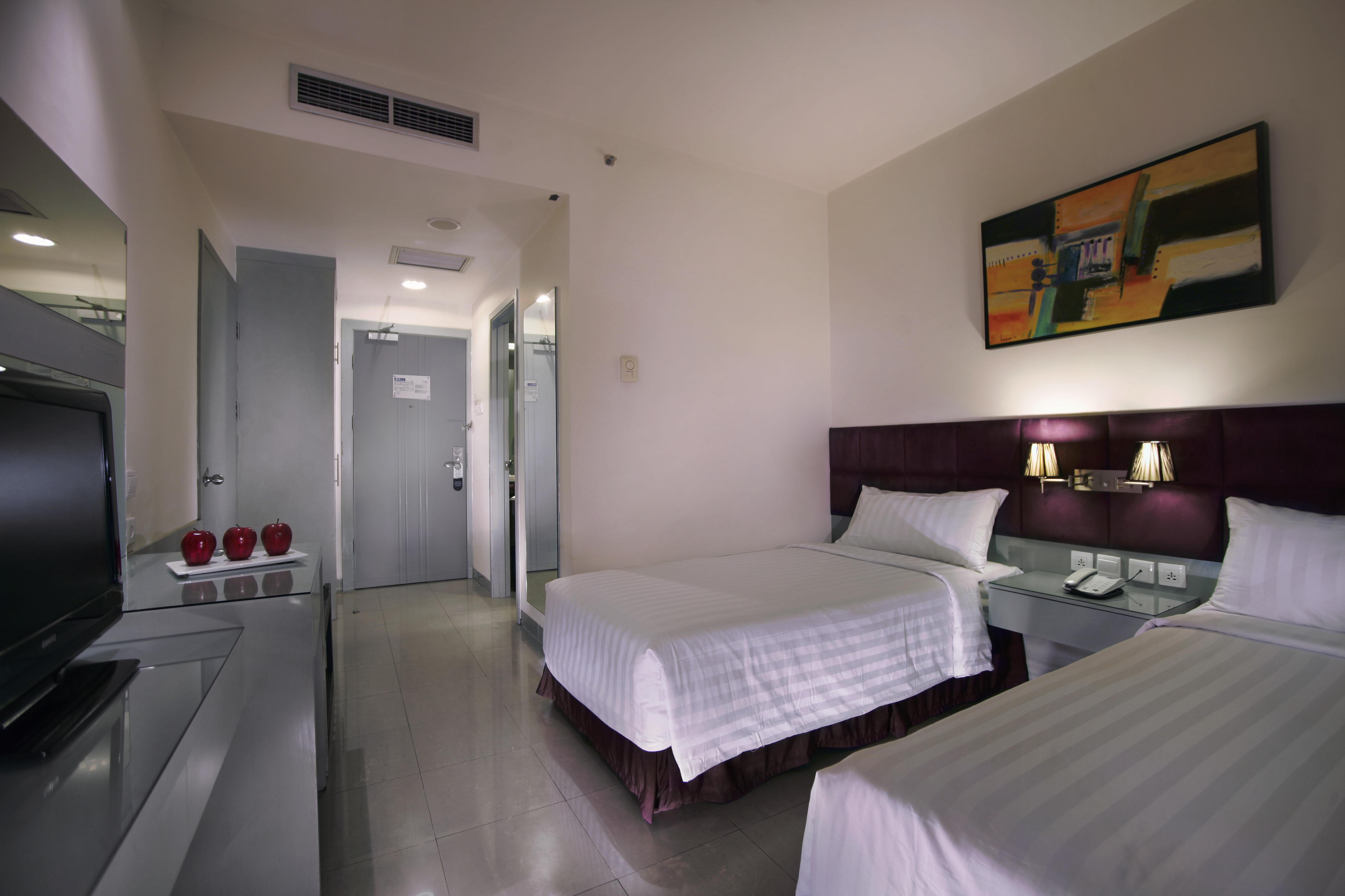 รอยัล ปาล์ม โฮเทล แอนด์ คอนเฟอเรนซ์ เซนเตอร์ เซงคาเรง Hotel จาการ์ตา ภายนอก รูปภาพ