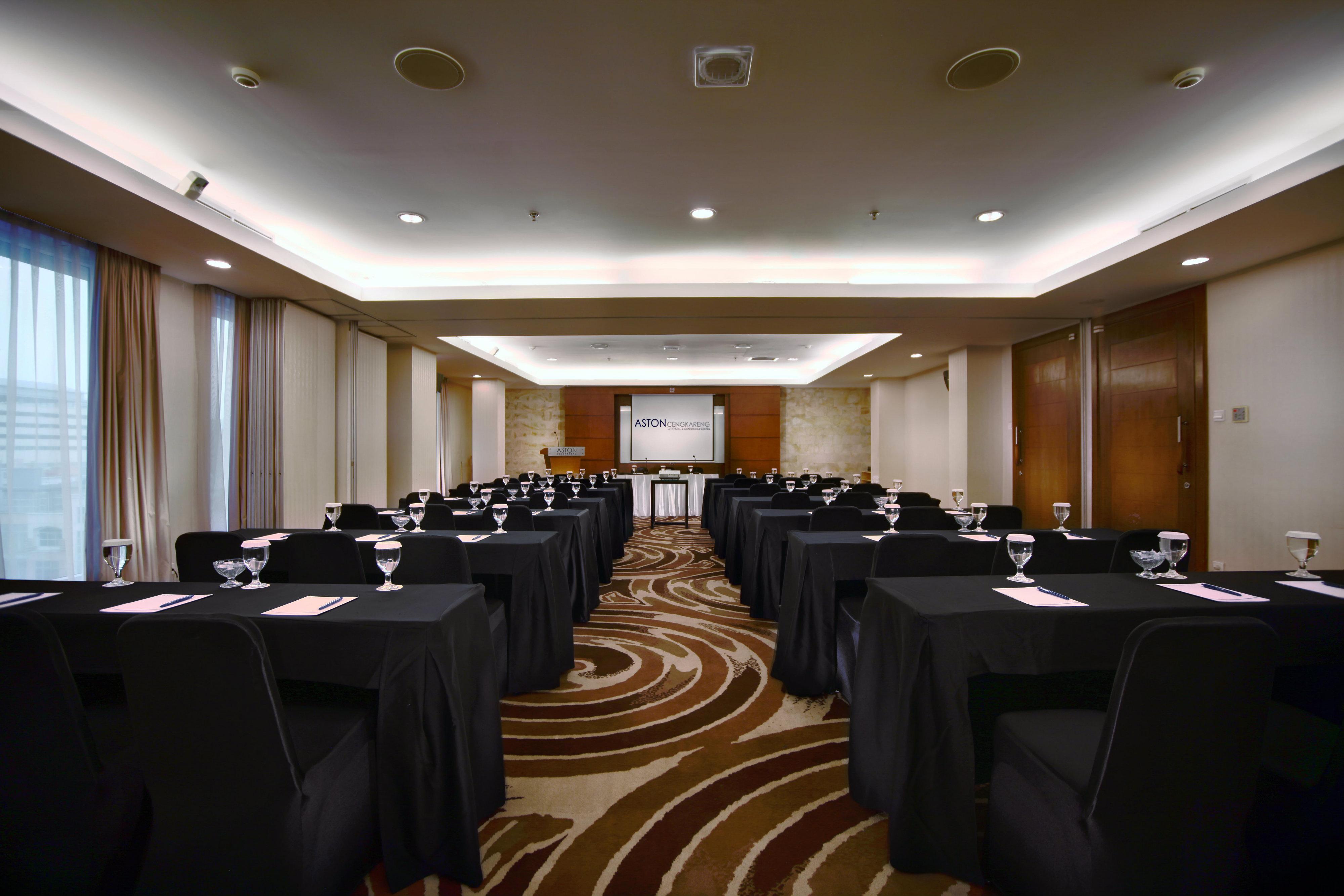 รอยัล ปาล์ม โฮเทล แอนด์ คอนเฟอเรนซ์ เซนเตอร์ เซงคาเรง Hotel จาการ์ตา ภายนอก รูปภาพ