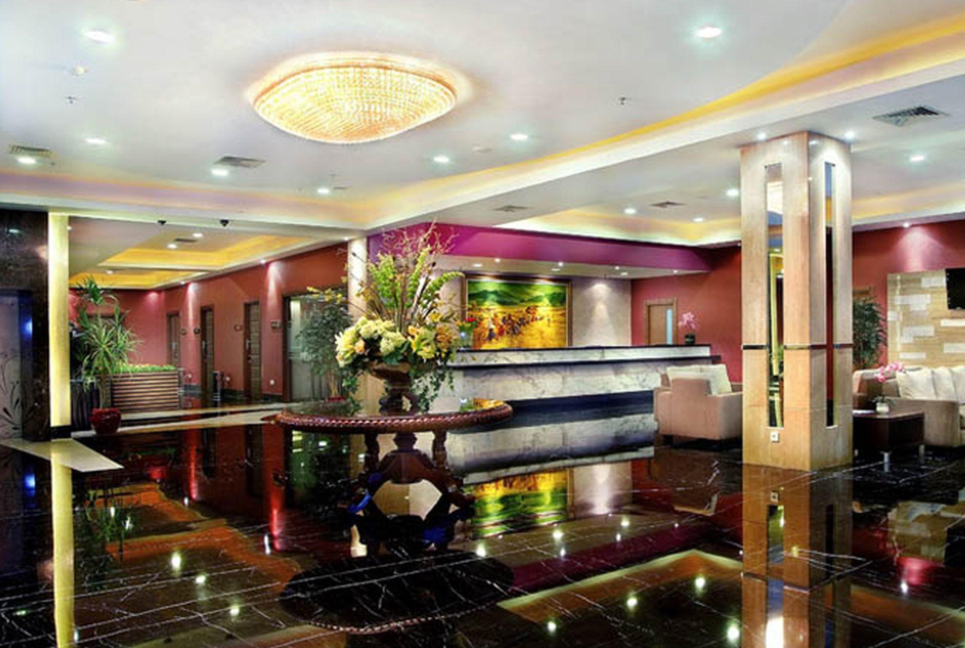 รอยัล ปาล์ม โฮเทล แอนด์ คอนเฟอเรนซ์ เซนเตอร์ เซงคาเรง Hotel จาการ์ตา ภายนอก รูปภาพ