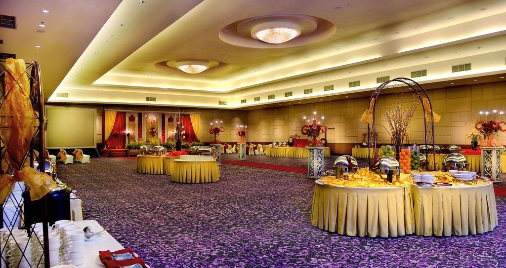 รอยัล ปาล์ม โฮเทล แอนด์ คอนเฟอเรนซ์ เซนเตอร์ เซงคาเรง Hotel จาการ์ตา ภายนอก รูปภาพ